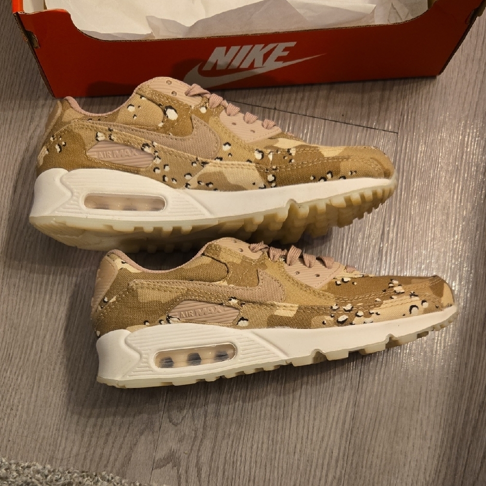 Nike Air Max 90 Sneakers - Picture 5 of 8